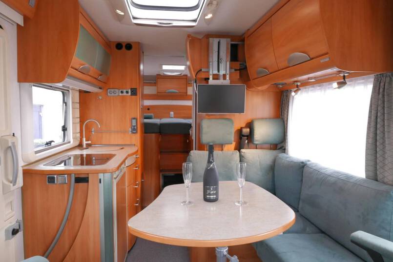 Hymer B 674 G Elegance Zilver AUTOMAAT, BOVENKASTJES, enkele bedden 22
