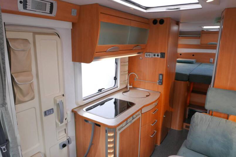Hymer B 674 G Elegance Zilver AUTOMAAT, BOVENKASTJES, enkele bedden 23