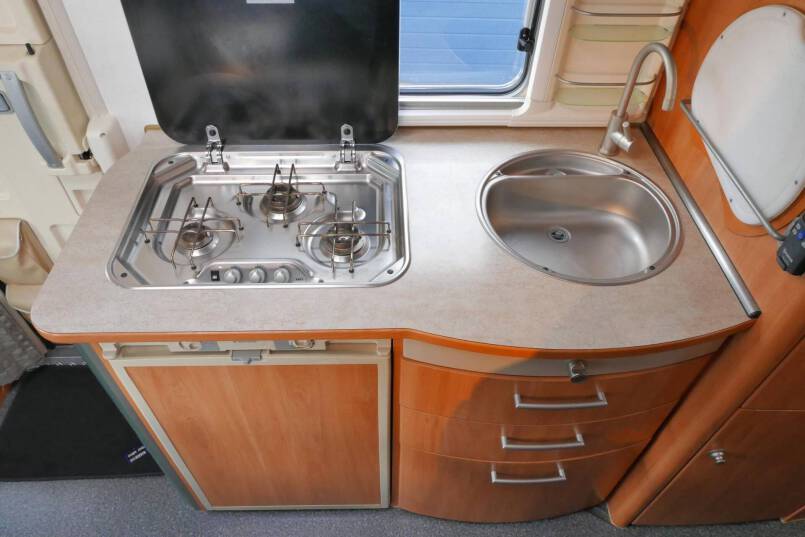 Hymer B 674 G Elegance Zilver AUTOMAAT, BOVENKASTJES, enkele bedden 24