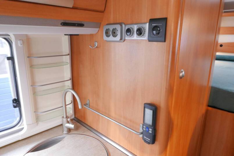 Hymer B 674 G Elegance Zilver AUTOMAAT, BOVENKASTJES, enkele bedden 25