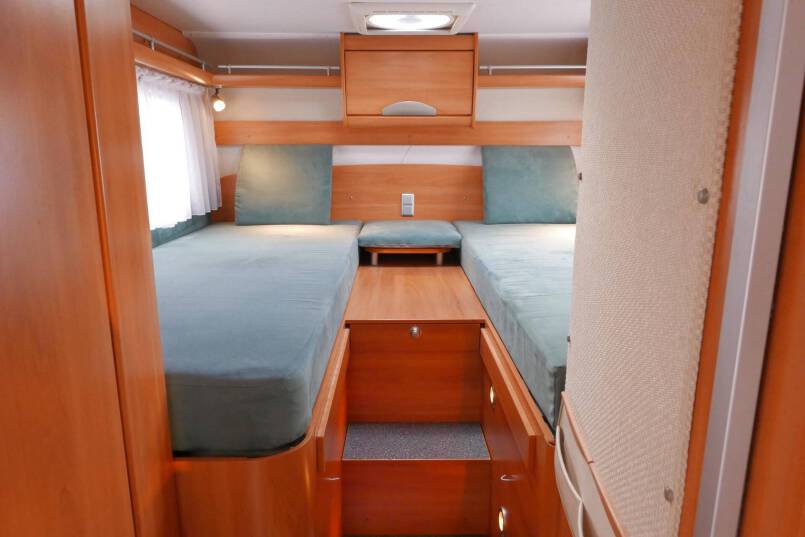 Hymer B 674 G Elegance Zilver AUTOMAAT, BOVENKASTJES, enkele bedden 26