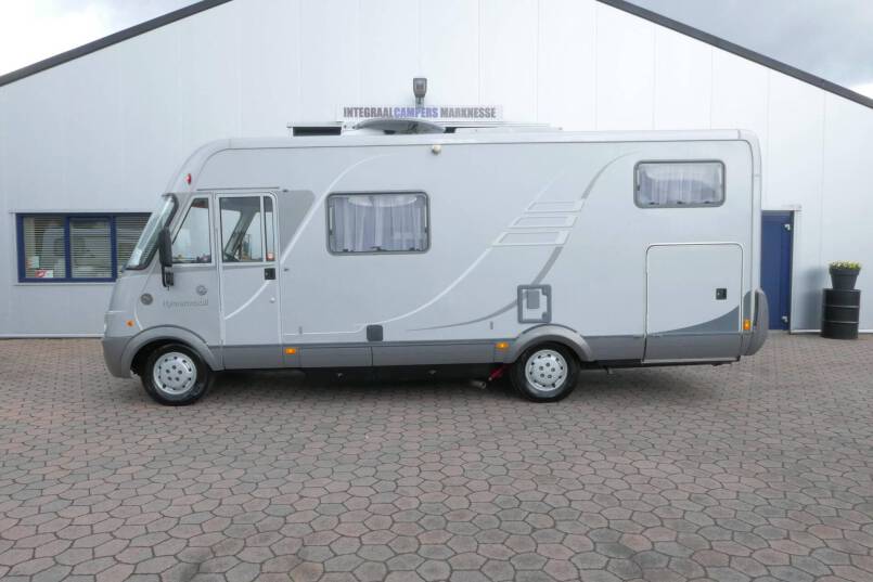 Hymer B 674 G Elegance Zilver AUTOMAAT, BOVENKASTJES, enkele bedden 2