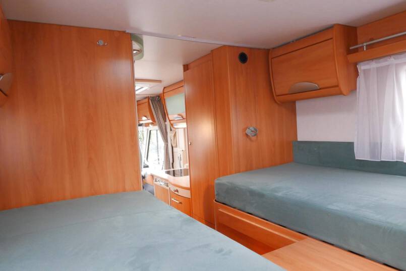 Hymer B 674 G Elegance Zilver AUTOMAAT, BOVENKASTJES, enkele bedden 29