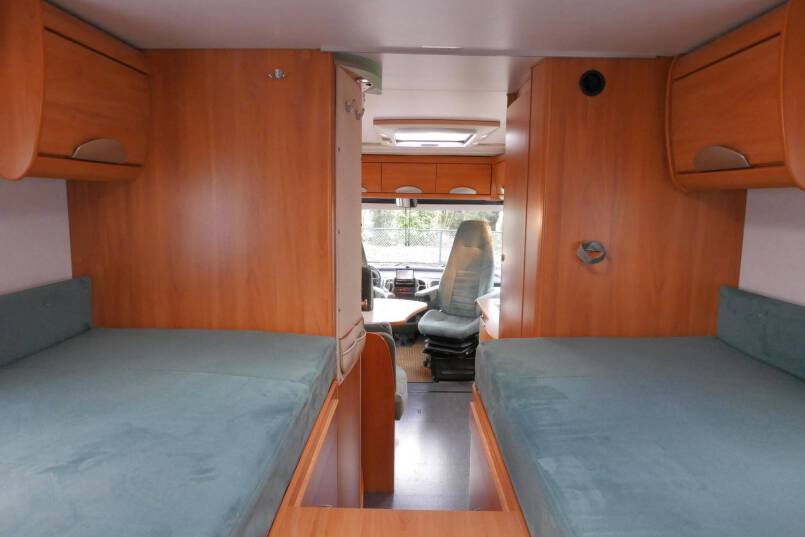 Hymer B 674 G Elegance Zilver AUTOMAAT, BOVENKASTJES, enkele bedden 30