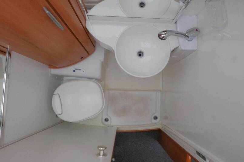Hymer B 674 G Elegance Zilver AUTOMAAT, BOVENKASTJES, enkele bedden 31