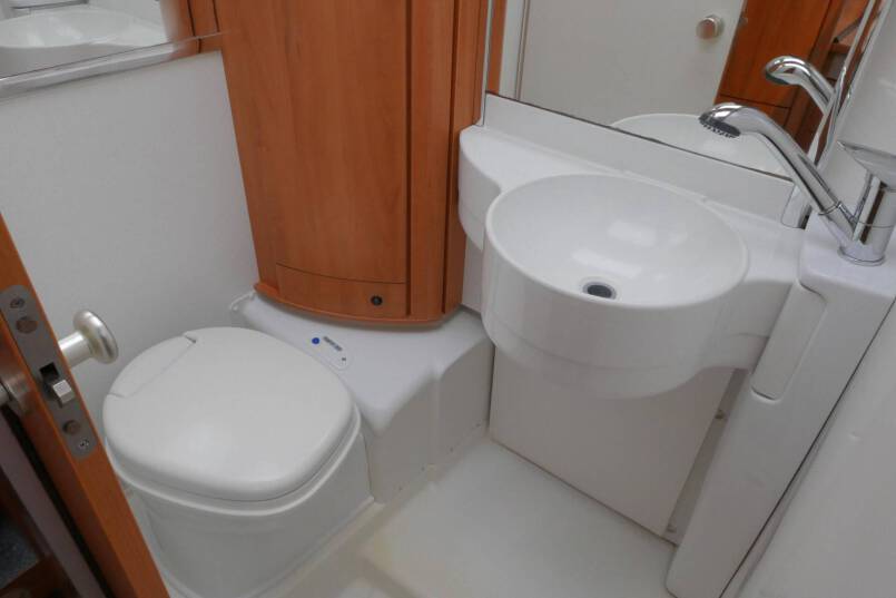 Hymer B 674 G Elegance Zilver AUTOMAAT, BOVENKASTJES, enkele bedden 32