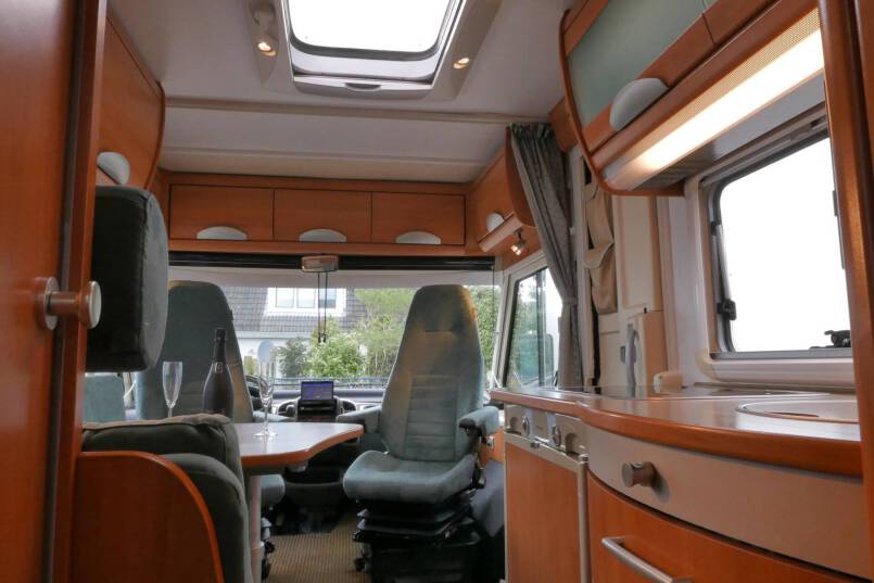 Hymer B 674 G Elegance Zilver AUTOMAAT, BOVENKASTJES, enkele bedden 34