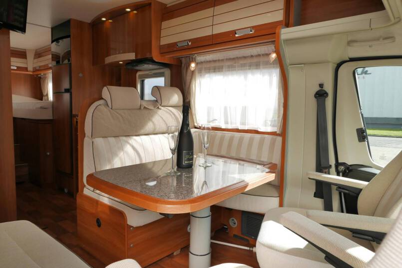 Dethleffs Esprit T 6810 150 PK, AL-KO MAXI, enkele bedden 23