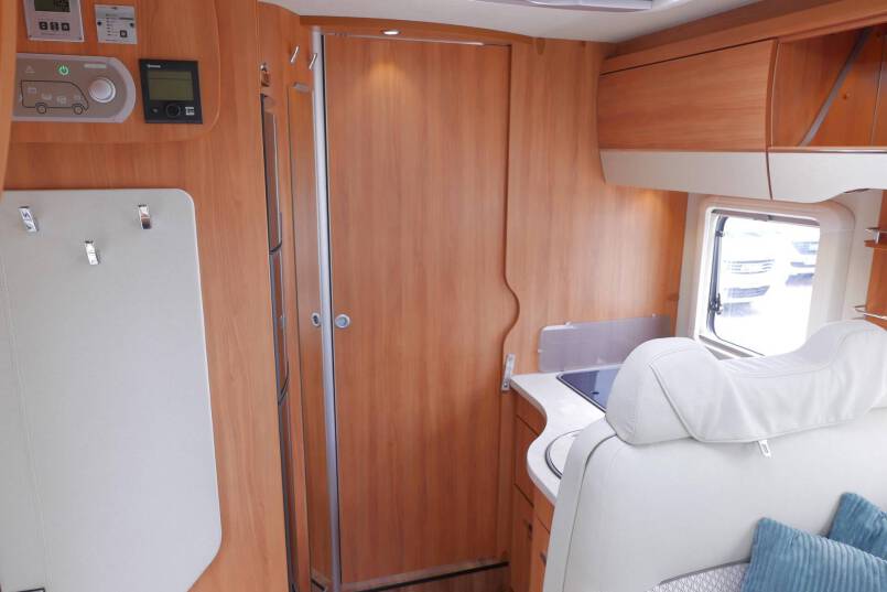 Hymer T 678 CL AL-KO chassis 180PK AUTOMAAT, levelsysteem 32