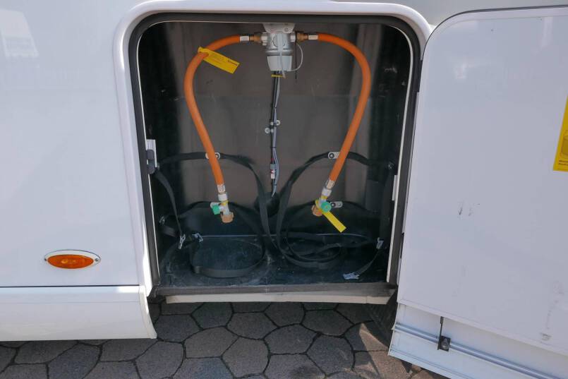 Hymer B 594 PL PremiumLine 180 PK AUTOMAAT, dak airco, ruime indeling 9