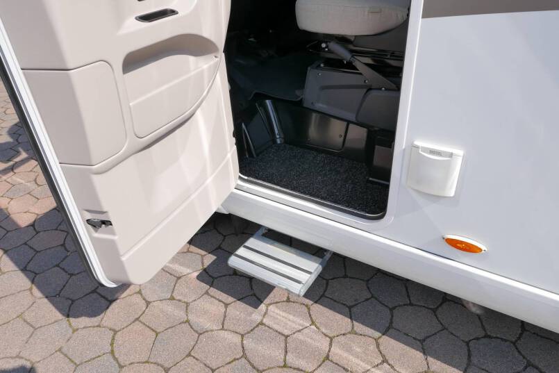 Hymer B 594 PL PremiumLine 180 PK AUTOMAAT, dak airco, ruime indeling 14