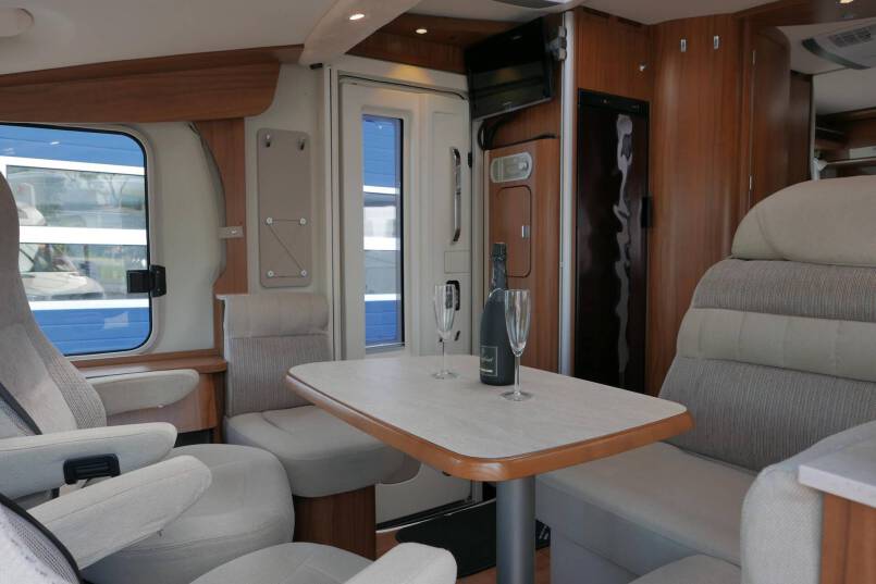 Hymer B 594 PL PremiumLine 180 PK AUTOMAAT, dak airco, ruime indeling 21