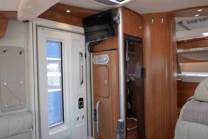 Hymer B 594 PL PremiumLine 180 PK AUTOMAAT, dak airco, ruime indeling 23