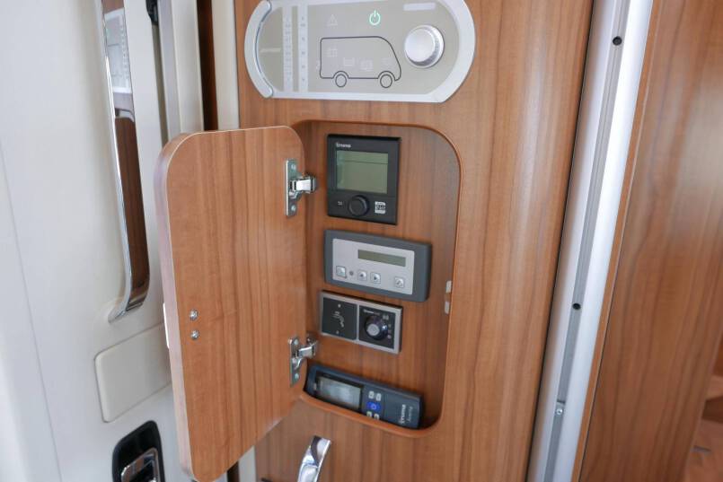 Hymer B 594 PL PremiumLine 180 PK AUTOMAAT, dak airco, ruime indeling 24