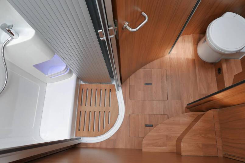 Hymer B 594 PL PremiumLine 180 PK AUTOMAAT, dak airco, ruime indeling 36