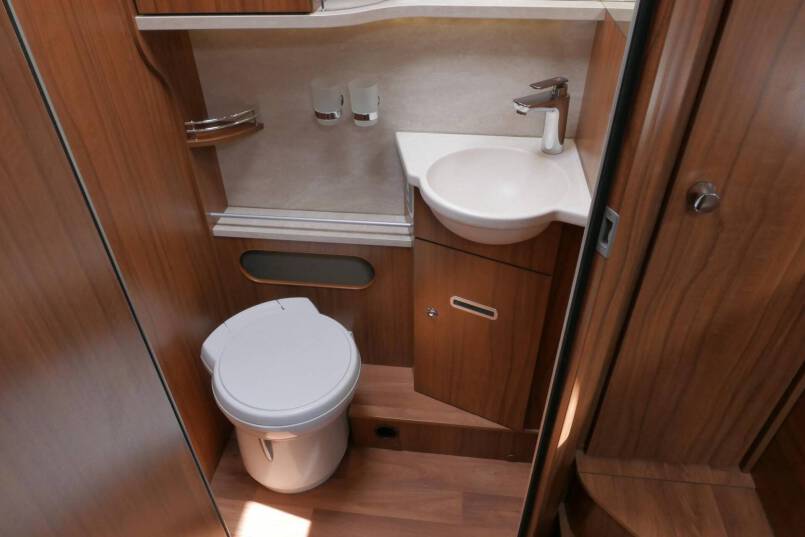 Hymer B 594 PL PremiumLine 180 PK AUTOMAAT, dak airco, ruime indeling 37