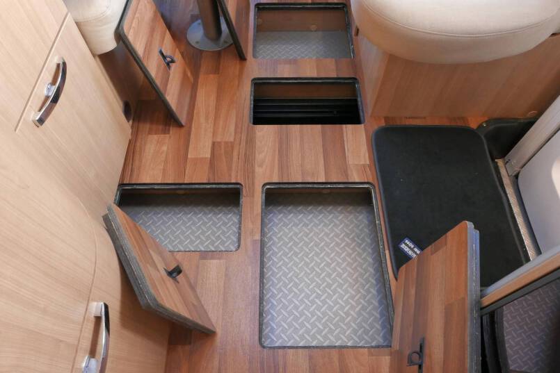 Hymer B 598 Queensbed, ruime indeling, 40