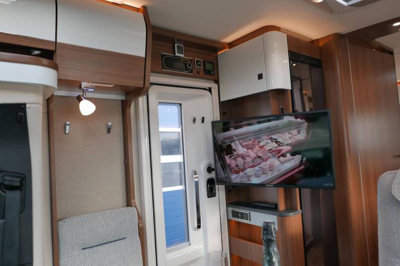 Hymer BMC-T 680 lage bedden 9G AUTOMAAT 177 pk, AL-KO Maxi 31