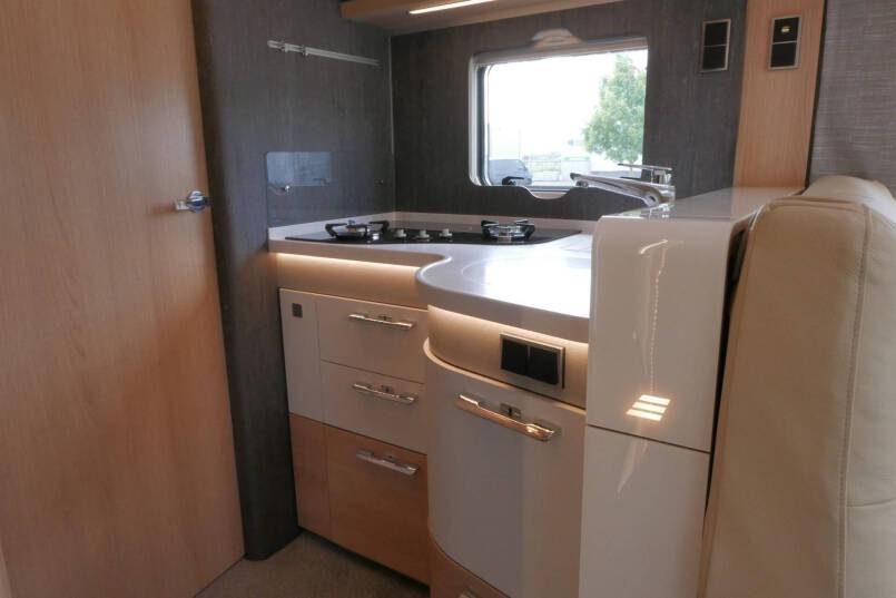 Hymer B ML-I 890 MasterLine 9G AUTOMAAT, levelsysteem, queensbed, bovenkastjes 35