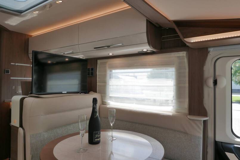 Hymer B 704 SL SupremeLine Crystal-zilver 9G AUTOMAAT, AL-DE verwarming, levelsysteem 36