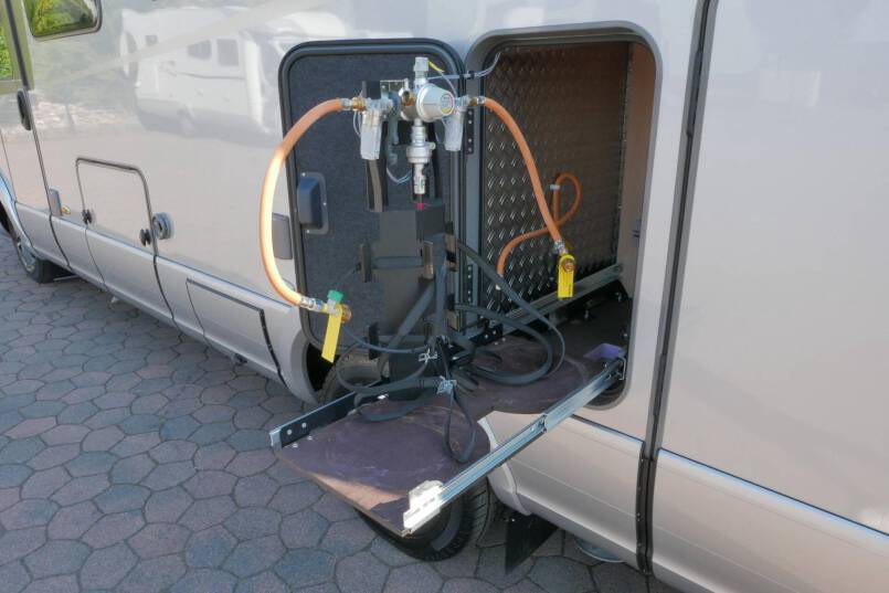 Hymer B-SL 674 SupremeLine Crystal-zilver 180 PK AUTOMAAT, LEVELSYSTEEM, AL-DE 16