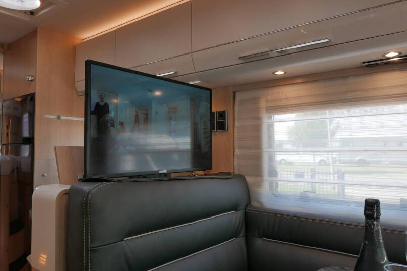 Hymer B-SL 674 SupremeLine Crystal-zilver 180 PK AUTOMAAT, LEVELSYSTEEM, AL-DE 32