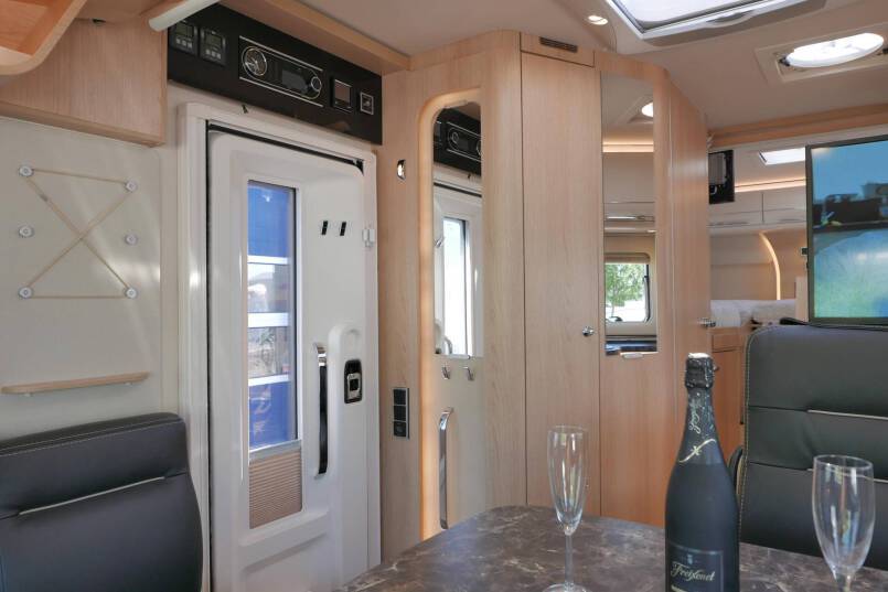 Hymer B-SL 674 SupremeLine Crystal-zilver 180 PK AUTOMAAT, LEVELSYSTEEM, AL-DE 33