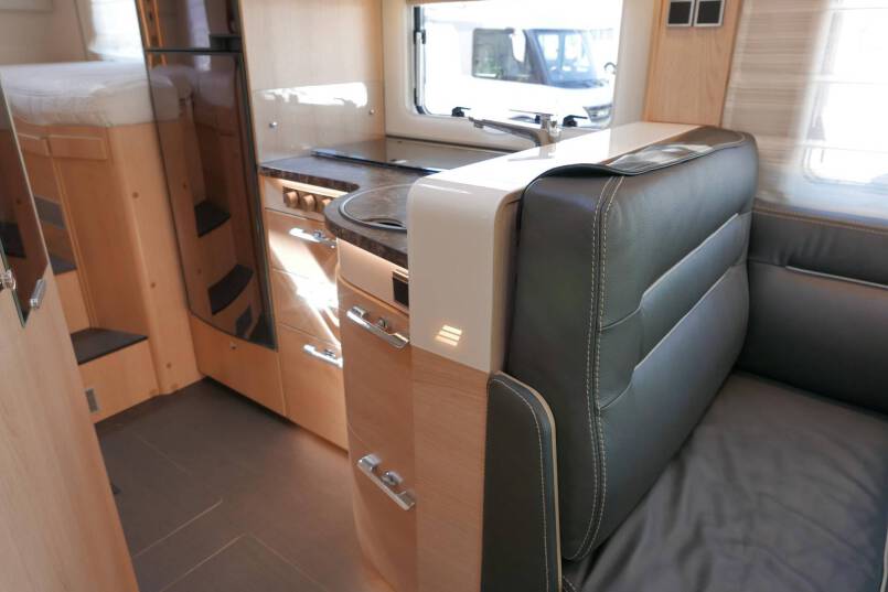 Hymer B-SL 674 SupremeLine Crystal-zilver 180 PK AUTOMAAT, LEVELSYSTEEM, AL-DE 35