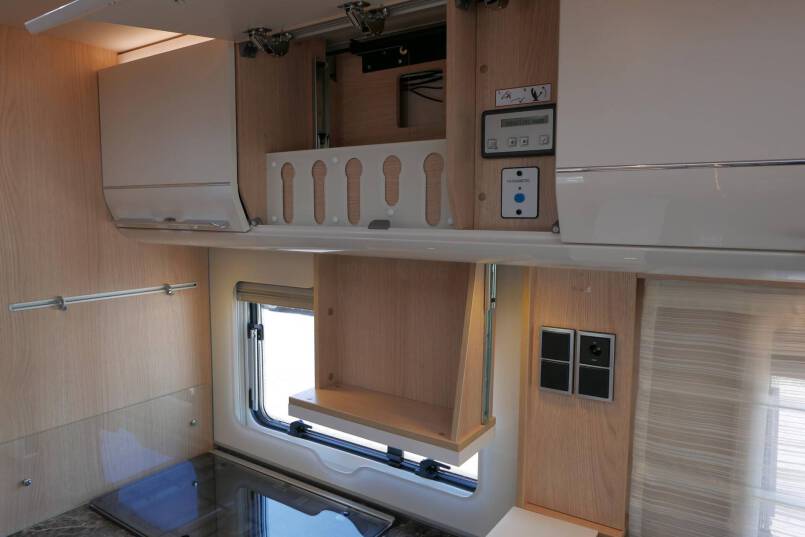 Hymer B-SL 674 SupremeLine Crystal-zilver 180 PK AUTOMAAT, LEVELSYSTEEM, AL-DE 38
