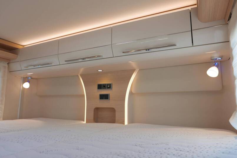 Hymer B-SL 674 SupremeLine Crystal-zilver 180 PK AUTOMAAT, LEVELSYSTEEM, AL-DE 43
