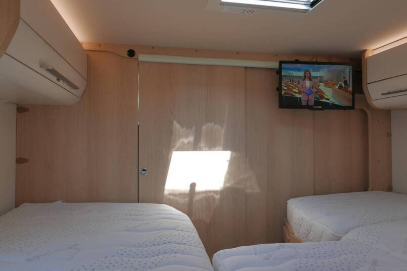 Hymer B-SL 674 SupremeLine Crystal-zilver 180 PK AUTOMAAT, LEVELSYSTEEM, AL-DE 44
