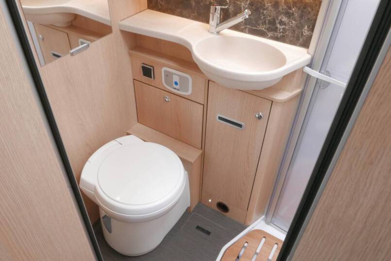 Hymer B-SL 674 SupremeLine Crystal-zilver 180 PK AUTOMAAT, LEVELSYSTEEM, AL-DE 47
