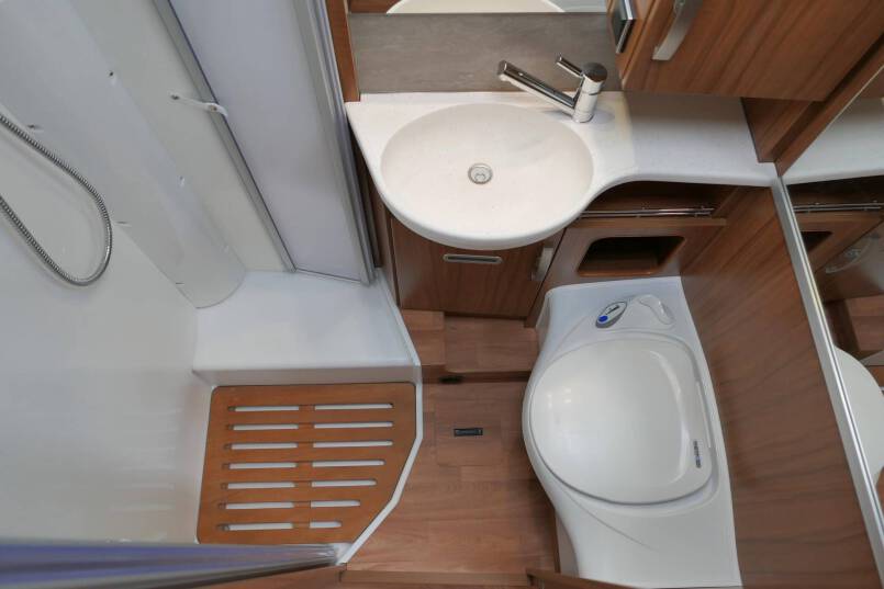 Hymer Exsis I 588 Bovenkastjes AL-KO 150 pk, LEVELSYSTEEM, 33
