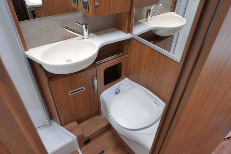 Hymer Exsis I 588 Bovenkastjes AL-KO 150 pk, LEVELSYSTEEM, 34