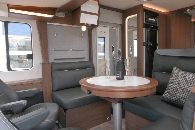 Hymer B ML-I 880 MasterLine 9G AUTOMAAT, 5 persoons, enkele bedden, Crystal Zilver 25