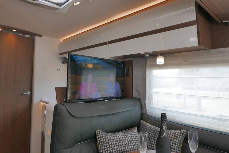 Hymer B ML-I 880 MasterLine 9G AUTOMAAT, 5 persoons, enkele bedden, Crystal Zilver 33