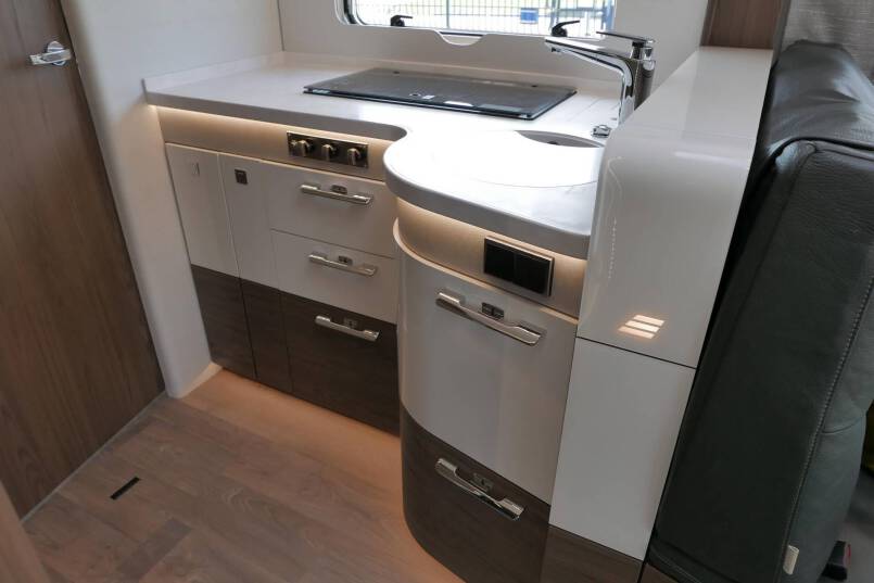 Hymer B ML-I 880 MasterLine 9G AUTOMAAT, 5 persoons, enkele bedden, Crystal Zilver 35