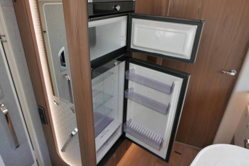 Hymer B ML-I 880 MasterLine 9G AUTOMAAT, 5 persoons, enkele bedden, Crystal Zilver 40