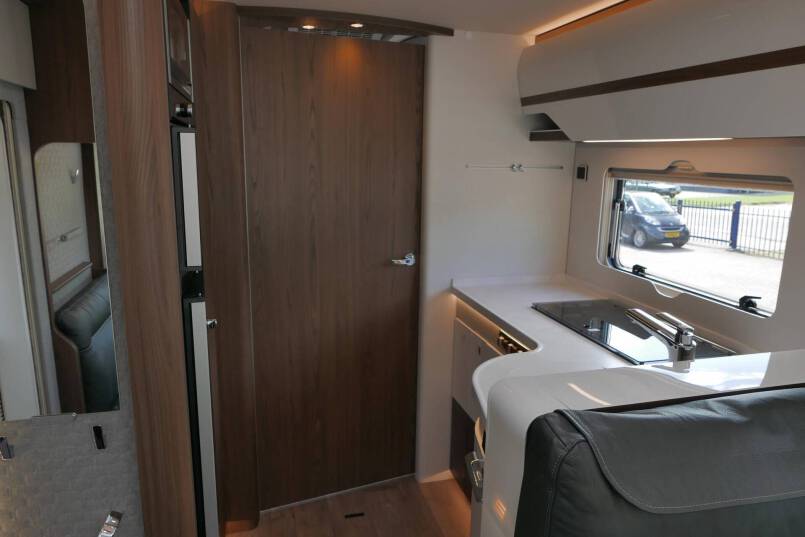 Hymer B ML-I 880 MasterLine 9G AUTOMAAT, 5 persoons, enkele bedden, Crystal Zilver 41