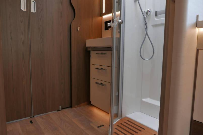 Hymer B ML-I 880 MasterLine 9G AUTOMAAT, 5 persoons, enkele bedden, Crystal Zilver 44