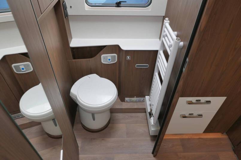 Hymer B ML-I 880 MasterLine 9G AUTOMAAT, 5 persoons, enkele bedden, Crystal Zilver 47