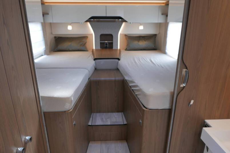 Hymer B ML-I 880 MasterLine 9G AUTOMAAT, 5 persoons, enkele bedden, Crystal Zilver 48