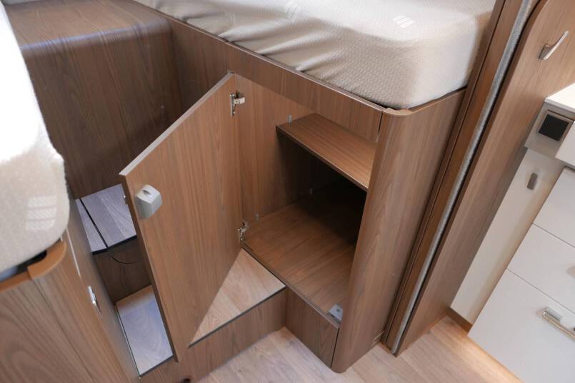 Hymer B ML-I 880 MasterLine 9G AUTOMAAT, 5 persoons, enkele bedden, Crystal Zilver 52