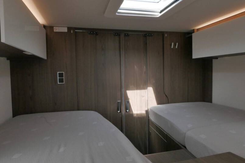 Hymer B ML-I 880 MasterLine 9G AUTOMAAT, 5 persoons, enkele bedden, Crystal Zilver 53