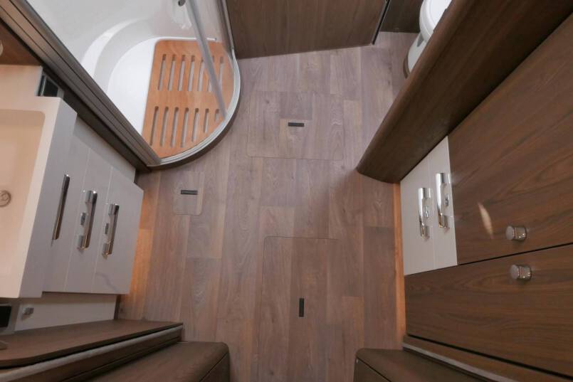 Hymer B ML-I 880 MasterLine 9G AUTOMAAT, 5 persoons, enkele bedden, Crystal Zilver 54