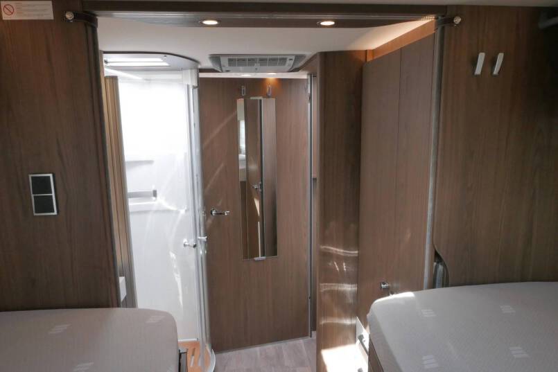 Hymer B ML-I 880 MasterLine 9G AUTOMAAT, 5 persoons, enkele bedden, Crystal Zilver 55