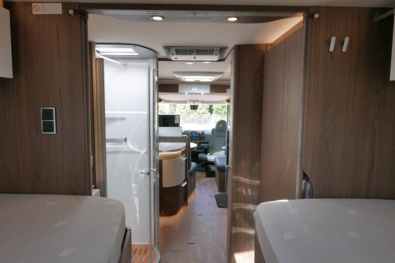 Hymer B ML-I 880 MasterLine 9G AUTOMAAT, 5 persoons, enkele bedden, Crystal Zilver 56