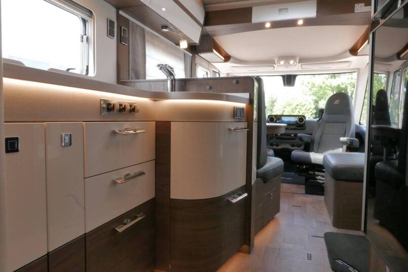 Hymer B ML-I 880 MasterLine 9G AUTOMAAT, 5 persoons, enkele bedden, Crystal Zilver 60