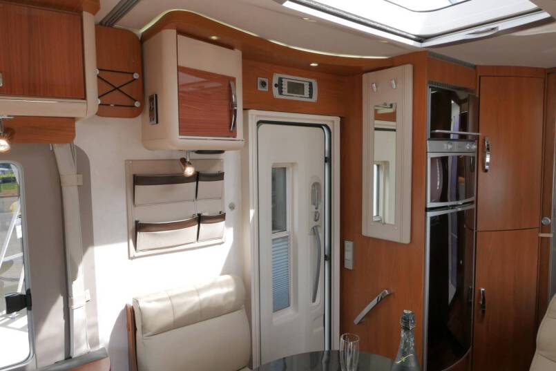 Hymer B 694 SL Star Edition 3.0 AUTOMAAT, bovenkastjes, levelsysteem 31