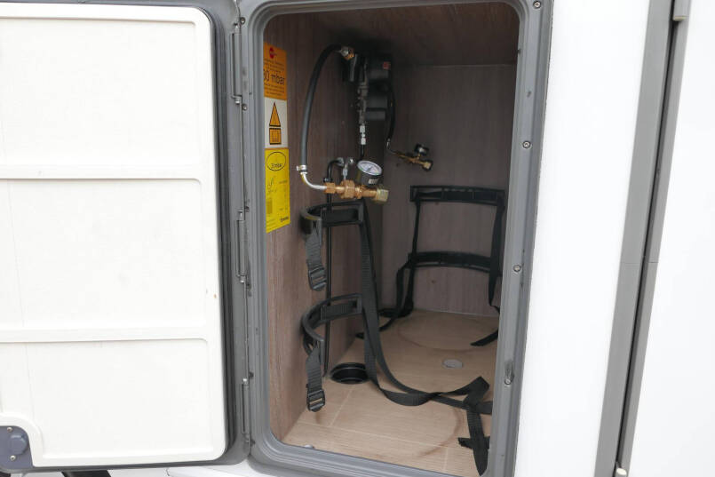 Burstner Ixeo time it 726 G summer AUTOMAAT, levelsysteem, enkele bedden, hefbed 11